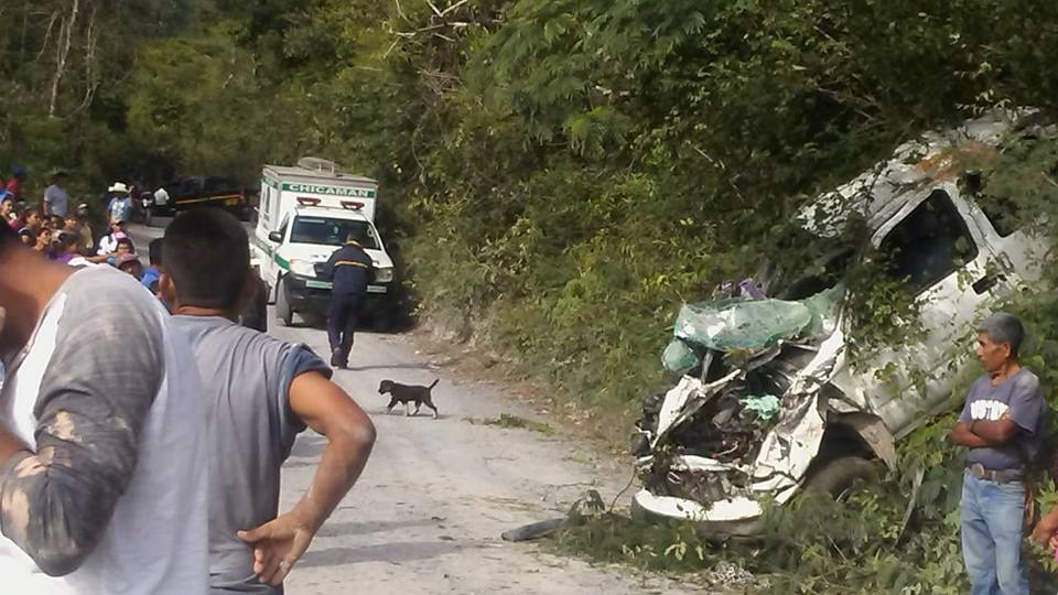 Curiosos permanecen en el lugar del accidente en Chicamán. (Foto Prensa Libre: @CBMDEPTAL).