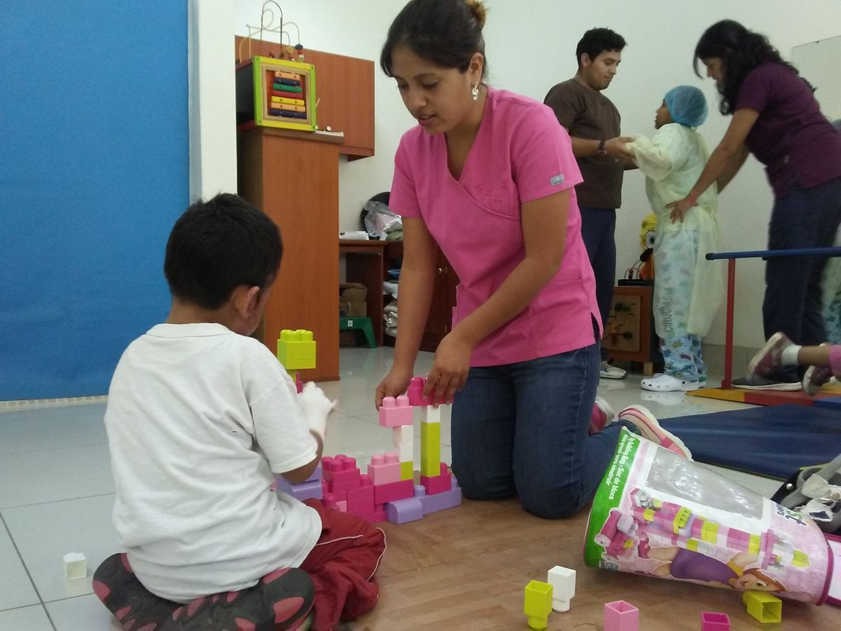 Niños reciben fisioterapia de rehabilitación en la Clínica del Niño Sano. (Foto Prensa Libre: Roni Pocón)