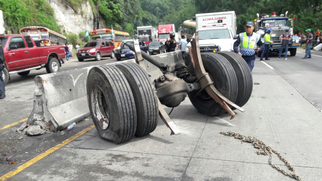 El tren trasero se desprendió del bus que causó la colisión múltiple en la bajada de la Villalobos. (Foto Prensa Libre: PMT de Villa Nueva).