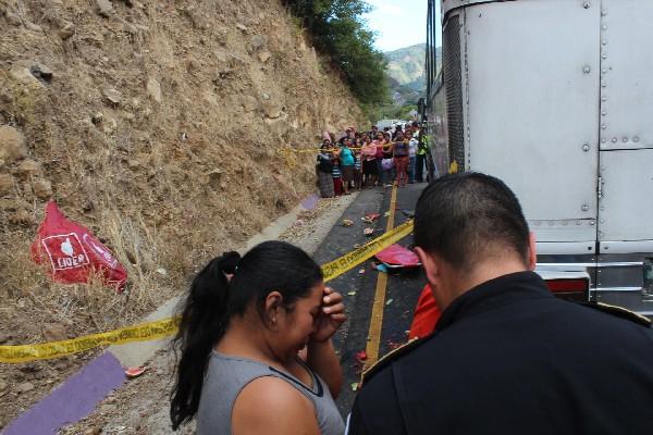 Sara Castillo llora por la muerte de su hijo.