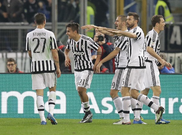 Los jugadores de la Juventus festejan en el triunfo ante la Lazio. (Foto Prensa Libre: AP)
