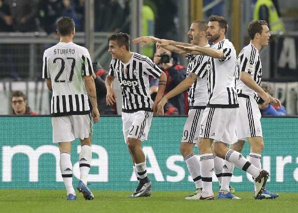 Los jugadores de la Juventus festejan en el triunfo ante la Lazio. (Foto Prensa Libre: AP)