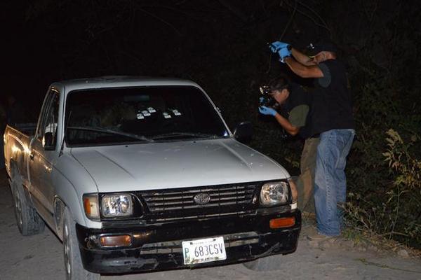 Investigadores toman fotografías al vehículo en el que murieron baleados los hermanos en Pueblo Nuevo Viñas. (Foto Prensa Libre: Oswaldo Cardona) <br _mce_bogus="1"/>