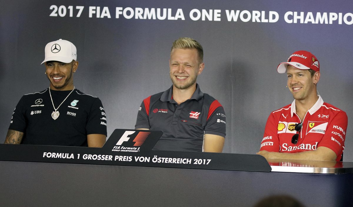Lewis Hamilton, Kevin Magnussen y Sebastian Vettel durante la conferencia de prensa previa al GP de Austria. (Foto Prensa Libre: AFP)