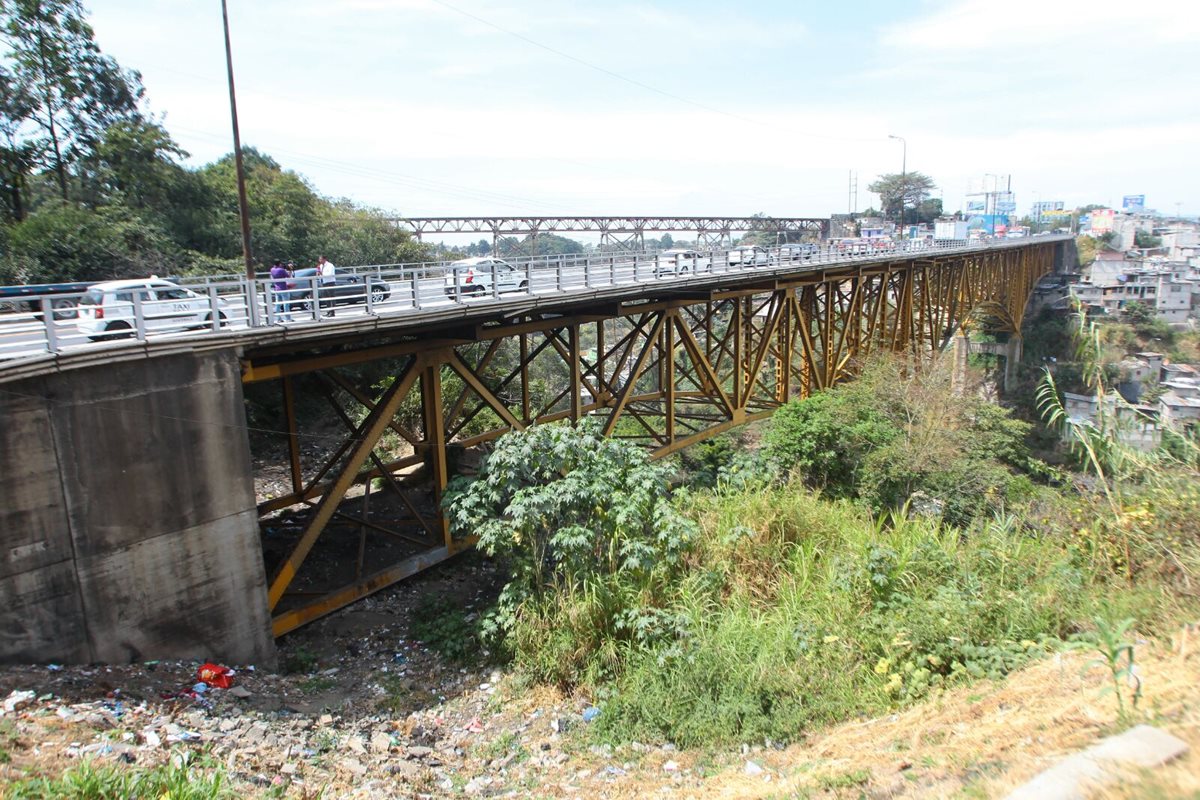 La Conred realizó una evaluación al puente Belice para determina como está su estado. (Foto Prensa Libre: Álvaro Interiano)