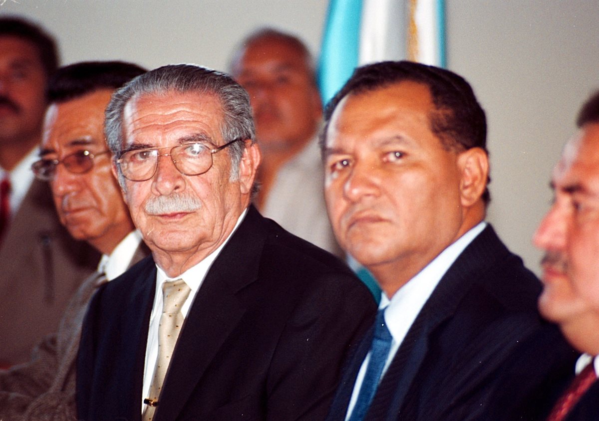 En el 2002 Crespo ya era integrantes del FRG, en la fotografía aparece con Efraín Ríos Montt.
