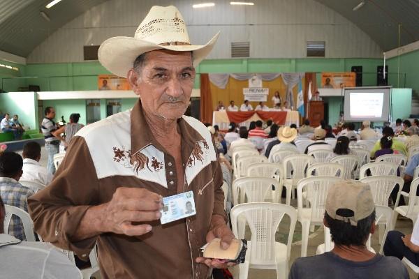Un vecino  de Morazán, El Progreso, municipio libre de subregistro, muestra su DPI.