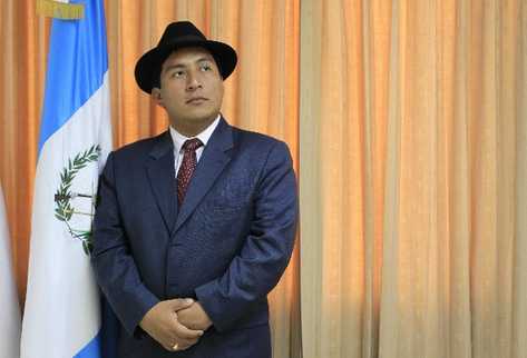 Amílcar pop,  diputado del movimiento político winaq,  fotografiado en su oficina.