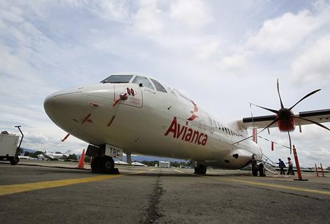 La empresa presentó ayer la nueva aeronave que permitirá que más pasajeros vuelen entre los destinos centroamericanos. (Foto Prensa Libre: Álvaro Interiano)