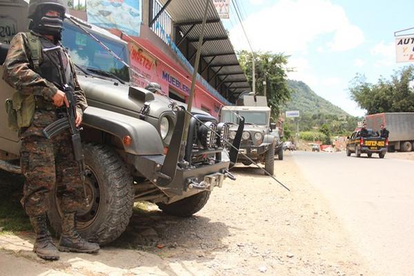 Desde hace varias semanas hay un gran despliegue de policías y soldados por el Plan Dignidad en varios municipios de Huehuetenango. (Foto Prensa Libre)
