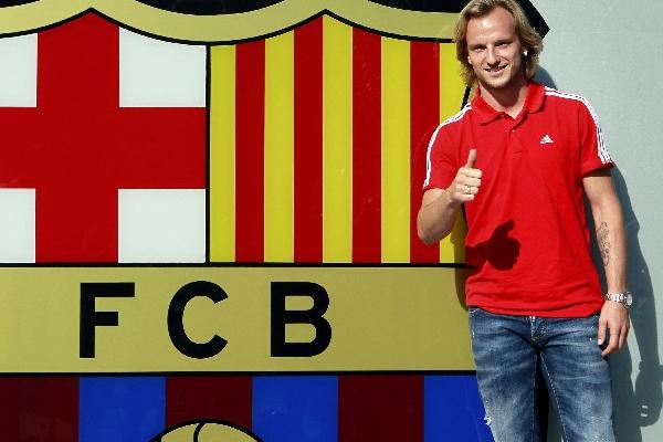 El croata Ivan Rakitic fue presentado en el Barcelona. (Foto Prensa Libre: EFE)