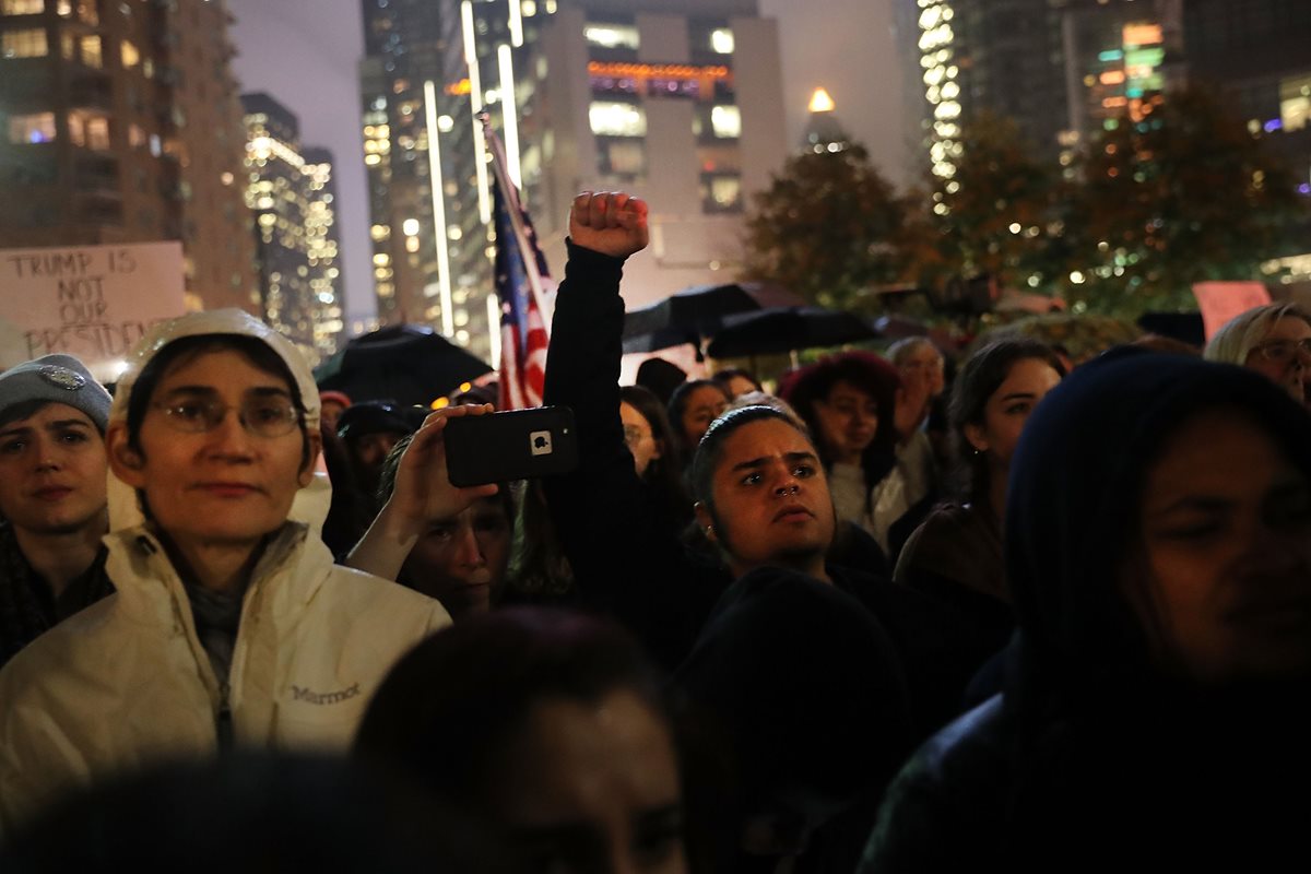 Decenas de inconformes con el triunfo del republicano Donald Trump se manifiestan el miércoles en Nueva York, EE. UU. (Foto Prensa Libre: AFP).