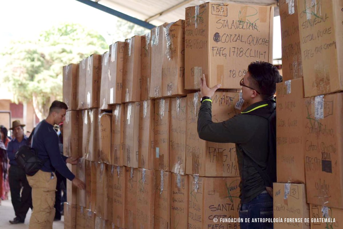 El equipo de FAFG entrega de osamentas de víctimas del conflicto armado interno en Santa Avelina. (Foto Prensa Libre: Cortesía FAFG)