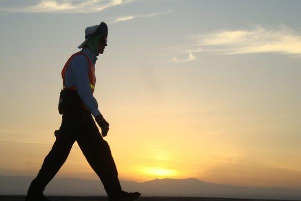 Hentzen efectuó extensas caminatas para hacer conciencia sobre la pobreza (Foto Prensa Libre: Unbound.org)