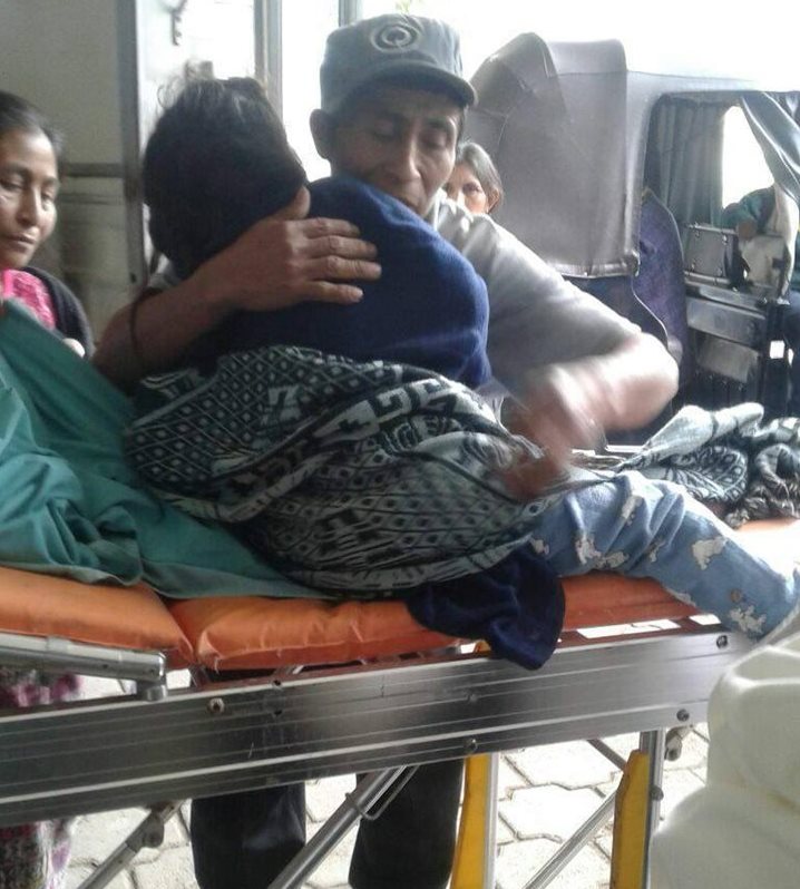Los padres de Flora la sacan de la ambulancia y el hospital pese a las complicaciones de salud. Su traslado lo efectuaron en un mototaxi. (Foto Prensa Libre: Cortesía)