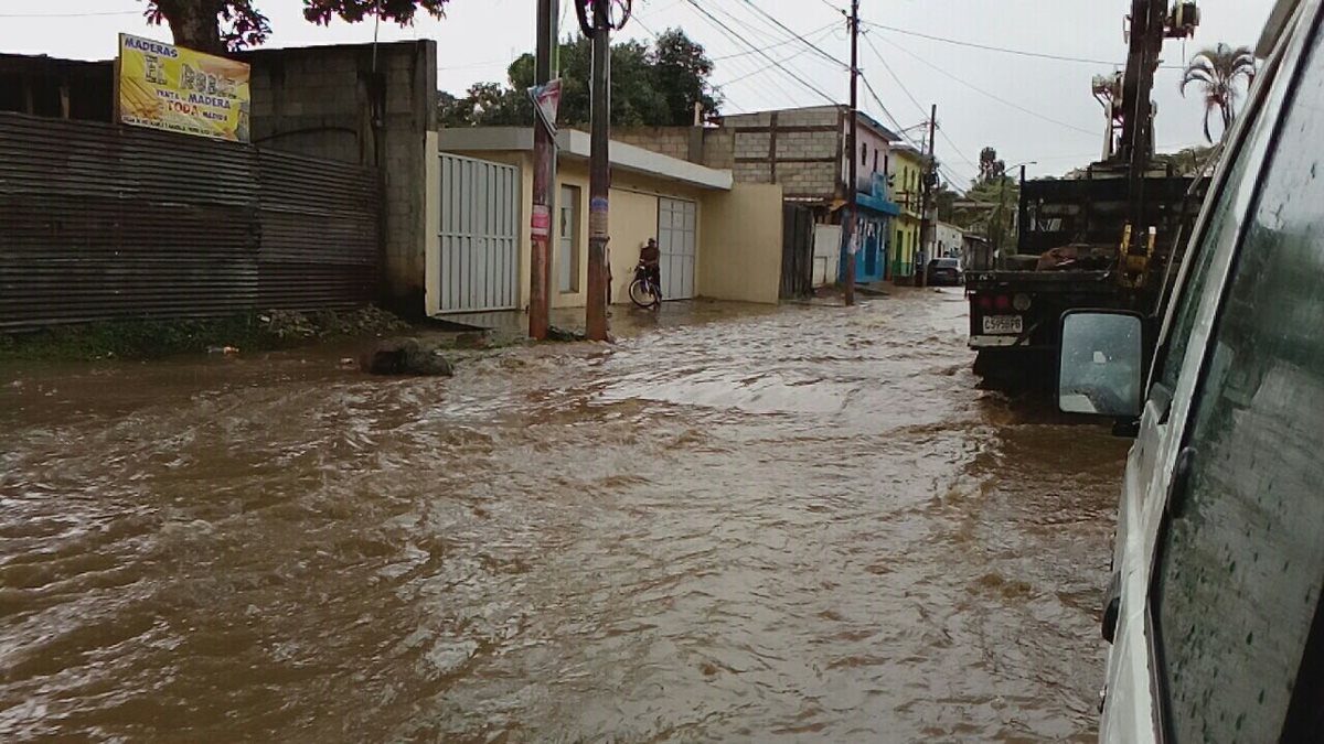Calles inundadas en San Miguel Petapa, debido a la fuerte lluvia. (Foto Prensa Libre: cortesía Dalia Santos)
