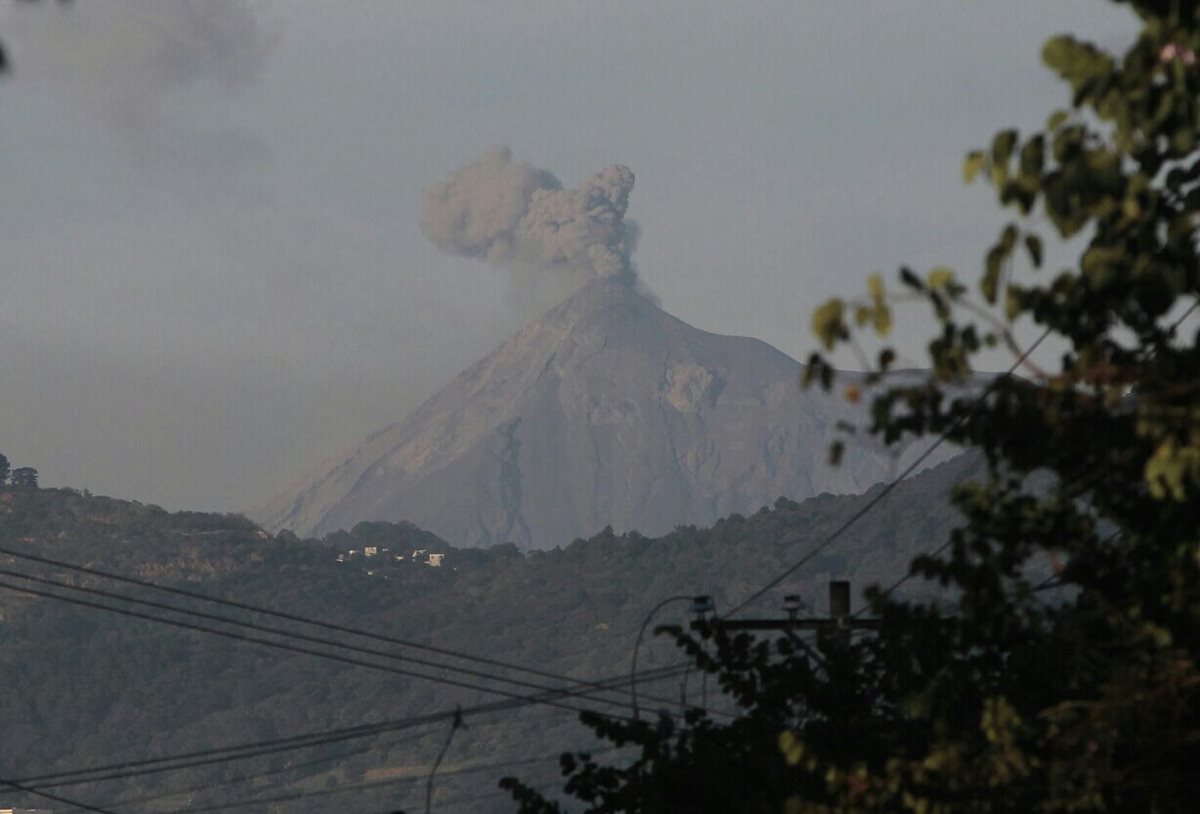 Volcán de Fuego lanza fumarolas visibles desde varios puntos de Guatemala, Chimaltenango, Escuintla y Sacatepéquez. (Foto Prensa Libre: Érick Ávila)