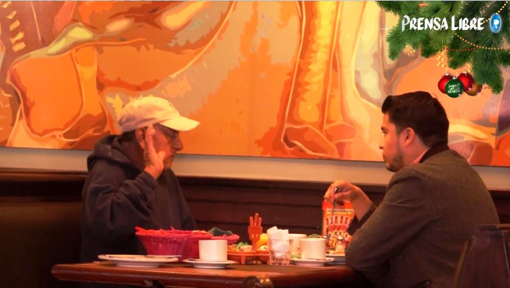 Loarca escucha las historias de Julio Santos durante la comida. (Foto Prensa Libre: Josué León)