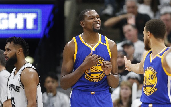 Kevin Durant celebra con Stephen Curry la victoria de los Golden State Warriors. (Foto Prensa Libre: AP).