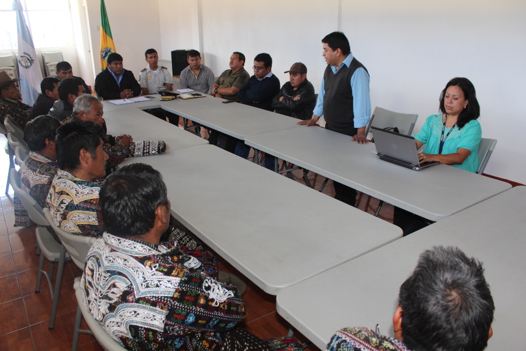 Reunión efectuada en Sololá, donde se decidió que el concejal Pedro Juracán ocupará la silla edil en Concepción. (Foto Prensa Libre: Ángel Julajuj)