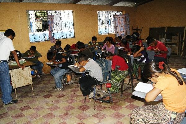Niños reciben clases en la comunidad Xococ, Baja Verapaz.
