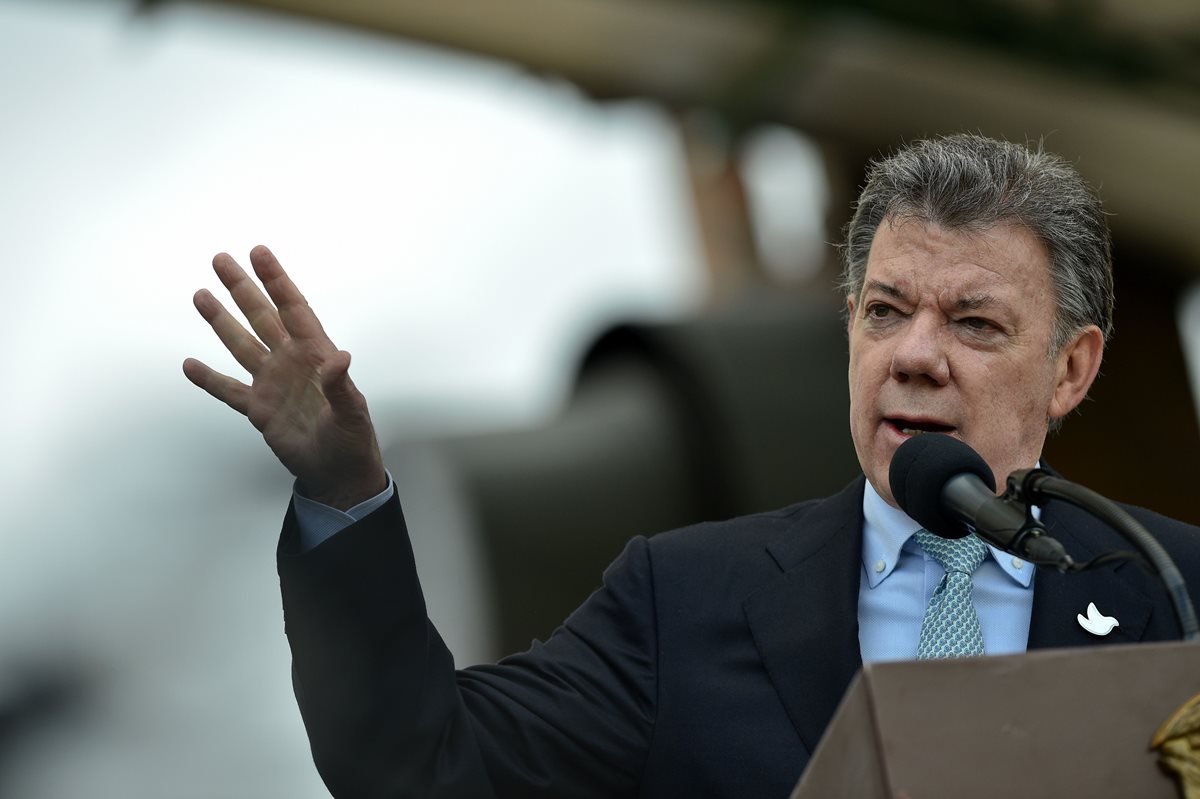 El presidente Juan Manuel Santos, durante una actividad pública. El mandatario firmó el decreto que legaliza la marihuana medicinal en Colombia. (Foto Prensa Libre: AFP).