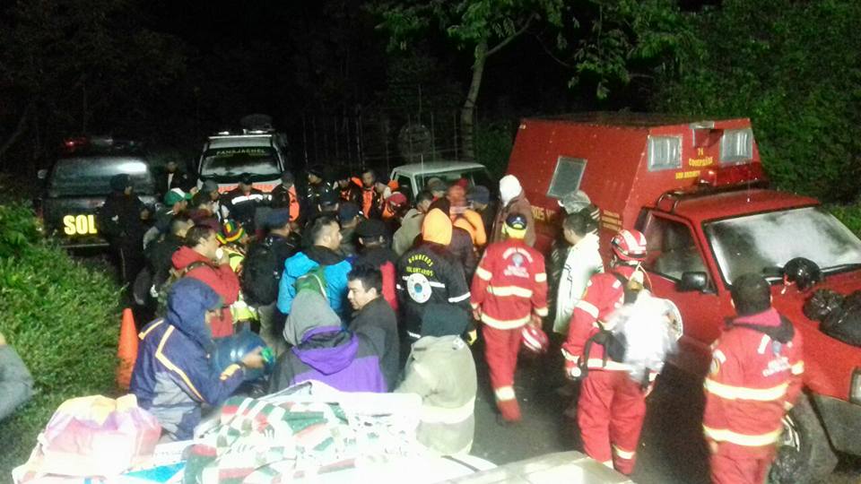 Dos excursionistas que escalaban el Volcán Atitlán, en Sololá, fueron rescatados por socorristas luego de varias horas en las que permanecieron extraviados. (Foto Prensa Libre: Conred)
