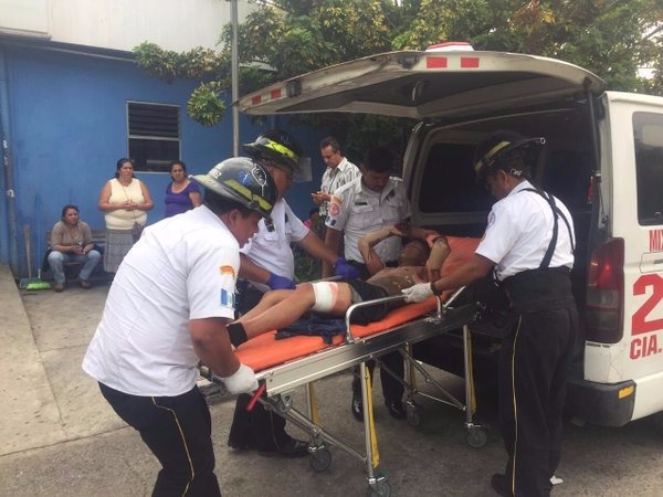 Edwin Ismael Méndez ingresa al hospital Roosevelt, fue vapuleado por vecinos señalado de cobrar extorsión. (Foto Prensa Libre: Twitter)