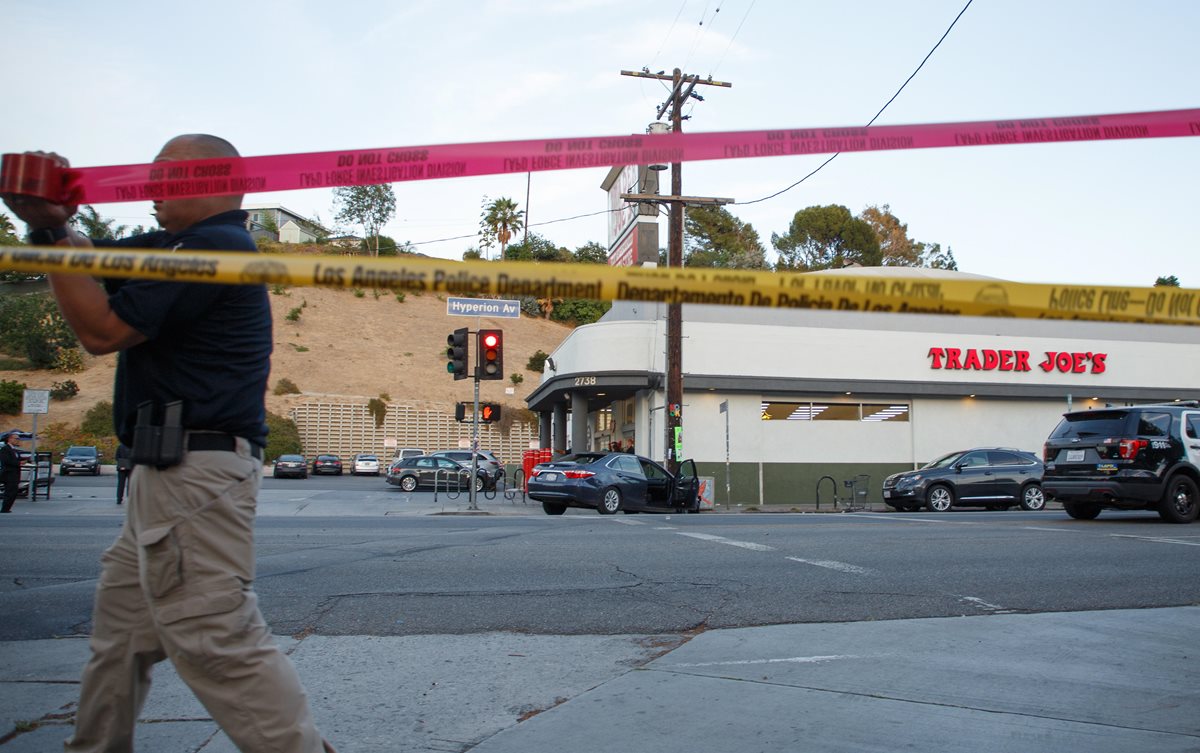 Autoridades resguardan el lugar donde se registró el tiroteo en Los Ángeles. (Foto Prensa Libre: EFE).