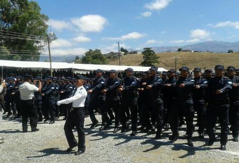 Graduandos e la Policía Nacional Civil desfilan en la academia de Huehuetenango. (Foto Prensa Libre: Andrea Orozco)