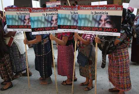 En  la caminata se recordó a las  mujeres asesinadas durante el conflicto armado interno.