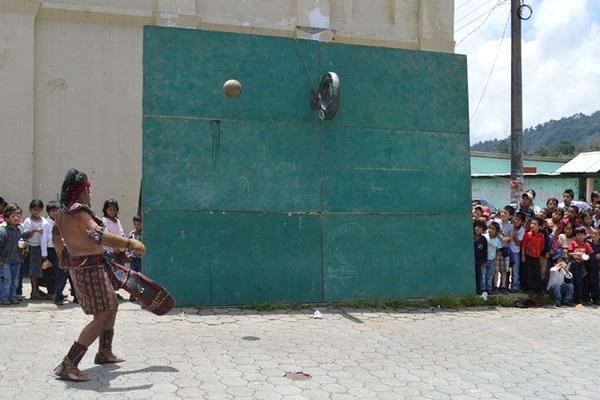 Estudiantes observan Juego de Pelota Maya en la conmemoración del Día Internacional de los Pueblos Indígenas, en Purulhá. (Foto Prensa Libre: Cortesía Energuate) <br _mce_bogus="1"/>