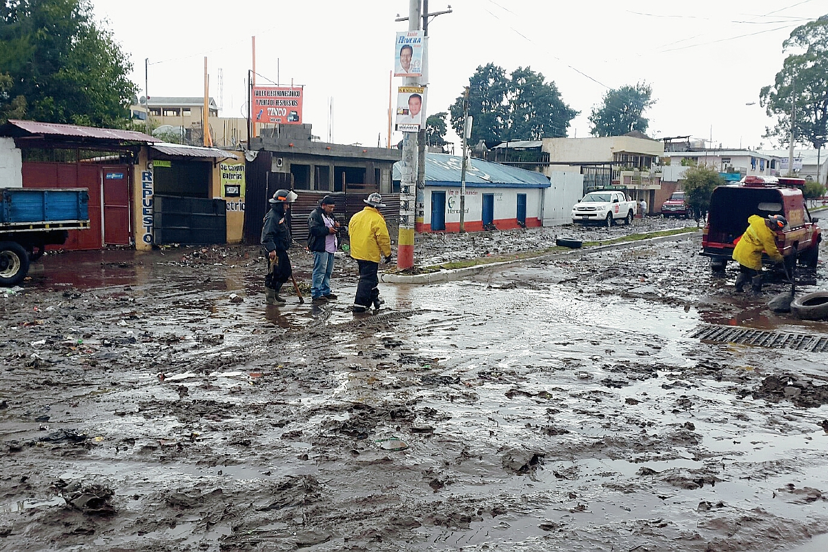 Lluvia hace colapsar tragantes y drenajes en la calzada Ciriaco Soto, zona 3 de San Pedro Sacatepéquez, San Marcos. (Foto Prensa Libre: Genner Guzmán)