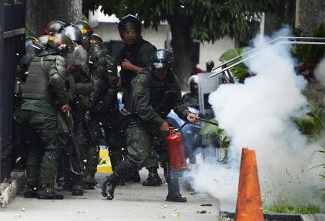La Policía emplea gases para dispersar manifestantes en Caracas?. (Foto Prensa Libre: AFP).