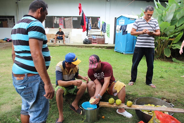 Migrantes cubanos preparan alimentos en la parroquia de Paso Canoas, en la frontera entre Panamá y Costa Rica. (Foto Prensa Libre: EFE)