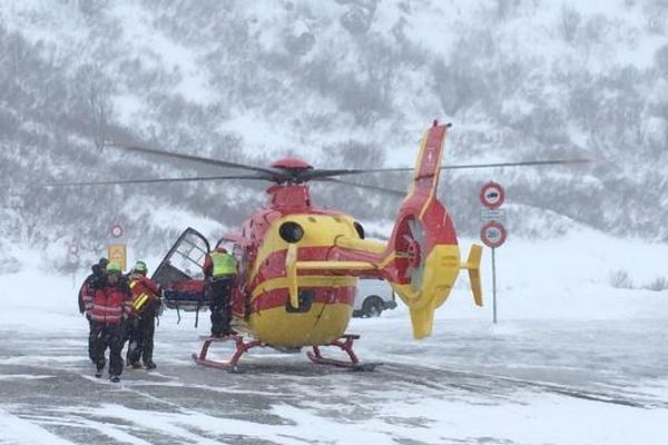 Un helicóptero de la Defensa Civil suiza participa en en las  operaciones de rescate de un grupo de esquiadores italianos arrollados  por una avalancha en los Alpes. (Foto Prensa Libre: AFP).
