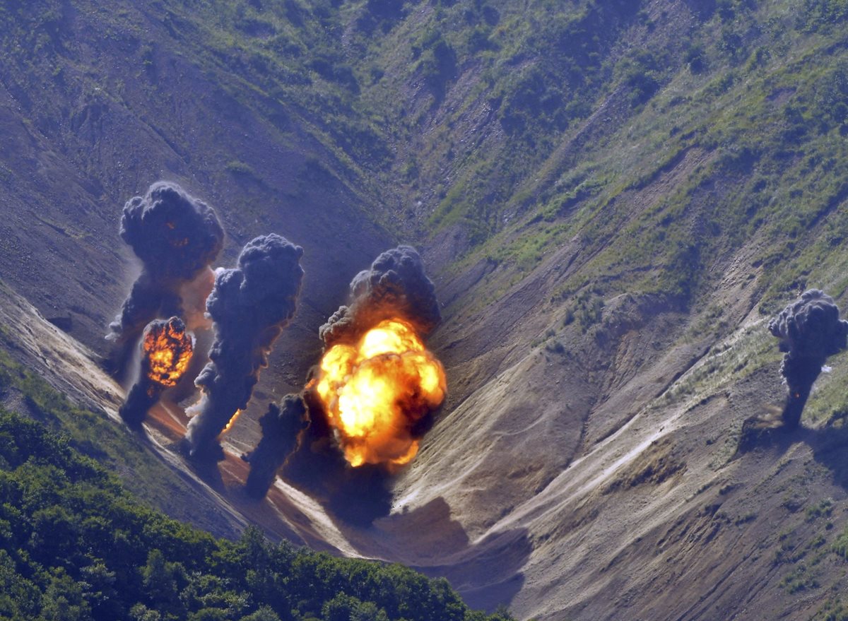 Ejercicios militares estadounidenses con municiones reales remecen los cerros de Corea del Sur. (Foto Prensa Libre: EFE)
