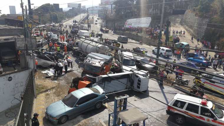 Imágenes del accidente de tránsito en San Cristóbal, Mixco. (Foto Prensa Libre: Carlos Hernández).