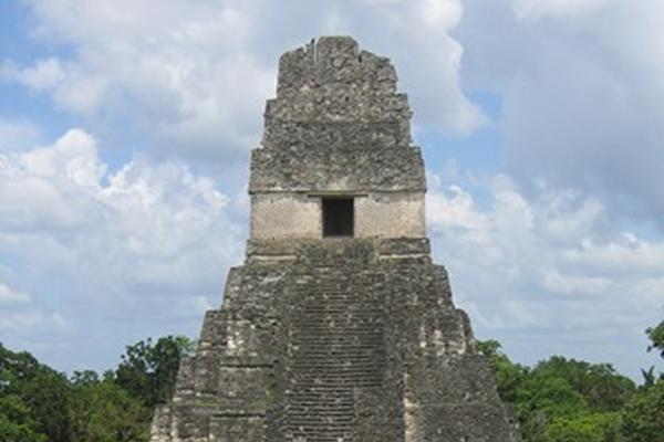 Las edificaciones de Tikal son de las construcciones que marcaron la historia prehispánica. (Foto Prensa Libre: Hemeroteca PL)