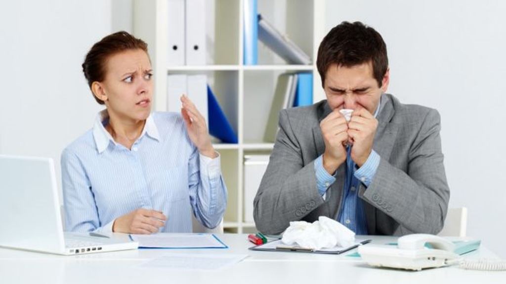 Puede que te parezca un pequeño resfriado, pero si vas a la oficina puedes terminar provocando una verdadera epidemia. (THINKSTOCK)