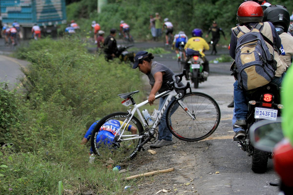 Alvarado sufrió una caída durante el recorrido de la quinta etapa de la 57 Vuelta a Guatemala entre Villa Nueva y San José El Ídolo, Suchitepéquez. (Foto Prensa Libre: cortesía CDAG)