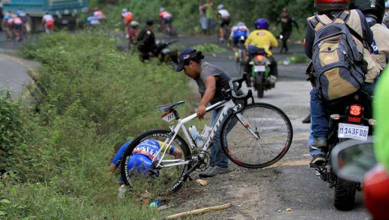Alvarado sufrió una caída durante el recorrido de la quinta etapa de la 57 Vuelta a Guatemala entre Villa Nueva y San José El Ídolo, Suchitepéquez. (Foto Prensa Libre: Cortesía CDAG).