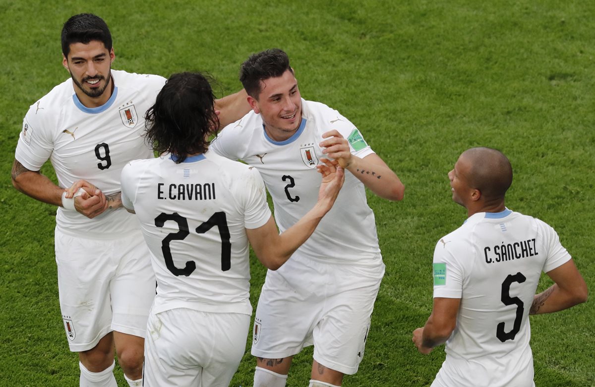 José Giménez festeja con sus compañeros de la Selección de Uruguay, el gol del triunfo contra Egipto. (Foto Prensa Libre: EFE)