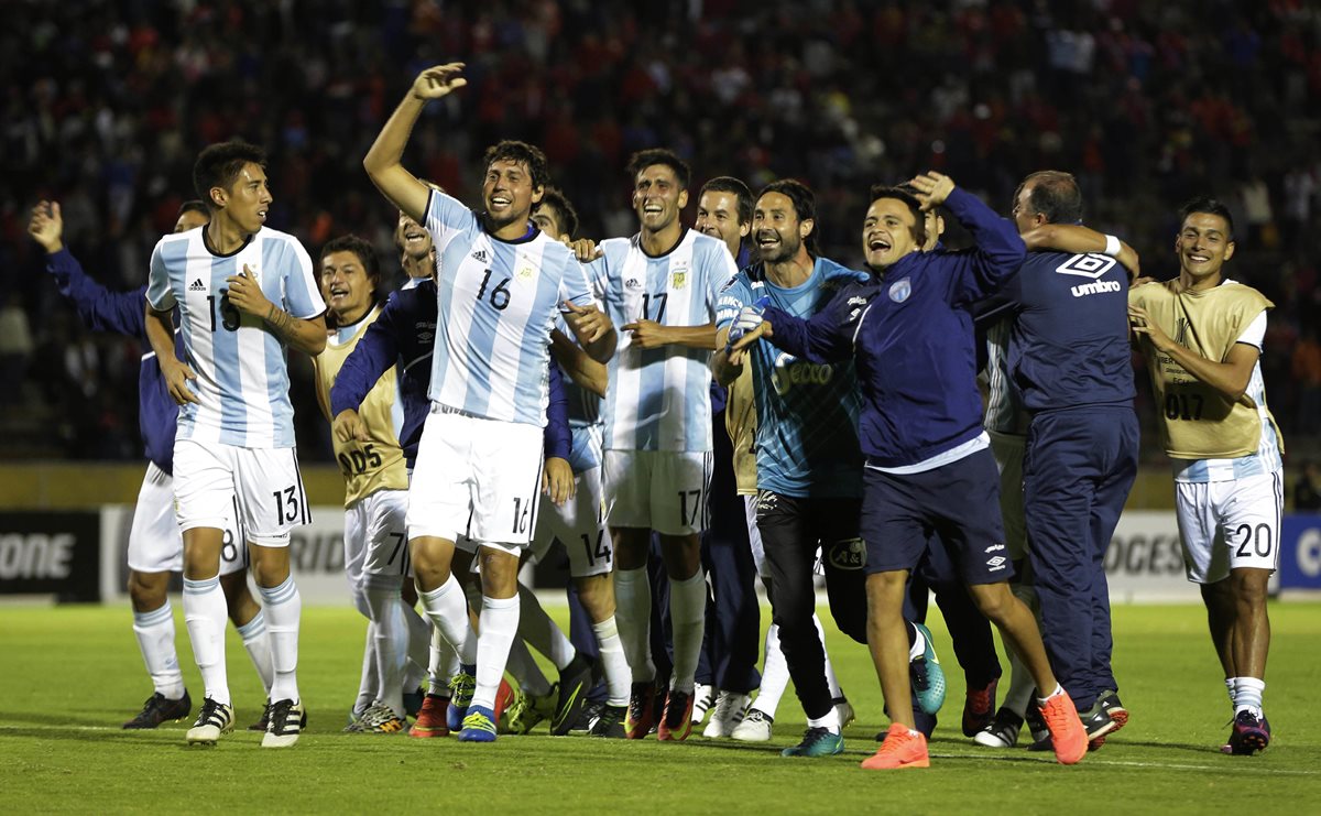 Los jugadores del Atlético Tucumán celebran la victoria en Ecuador con el uniforme de la selección nacional sub 20 de Argentina. (Foto Prensa Libre: AP)