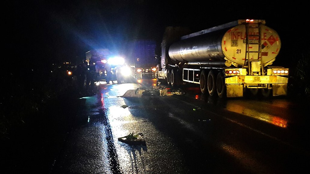 El bombero Diego Sucuquí Pérez fue ultimado en el km 246 de la ruta al Atlántico, en Morales, Izabal. (Foto Prensa Libre: Dony Stewart)