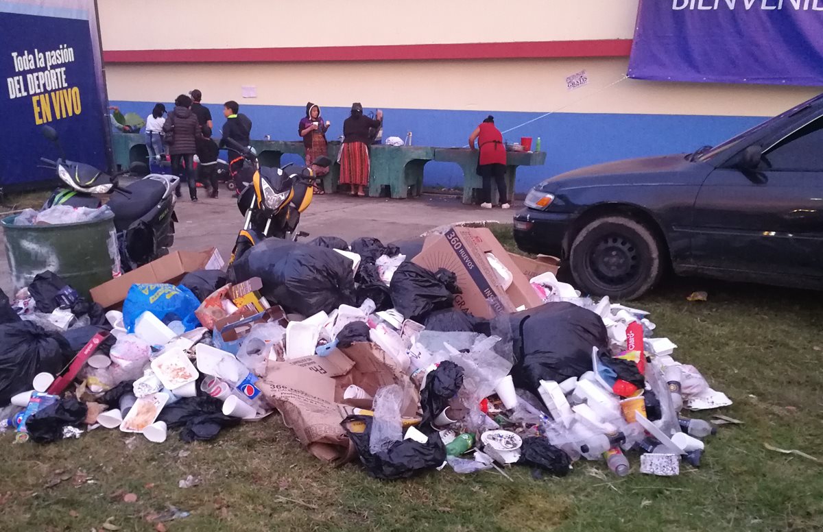 Parte de los desechos que se generaron durante la feria. (Foto Prensa Libre: Fred Rivera).