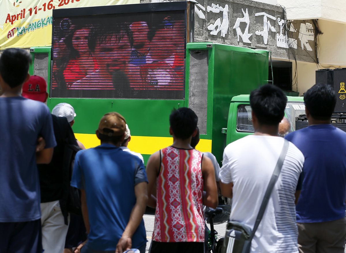 Cientos de filipinos siguieron de cerca la pelea de Pacquiao en las calles de su ciudad. (Foto Prensa Libre: AP)