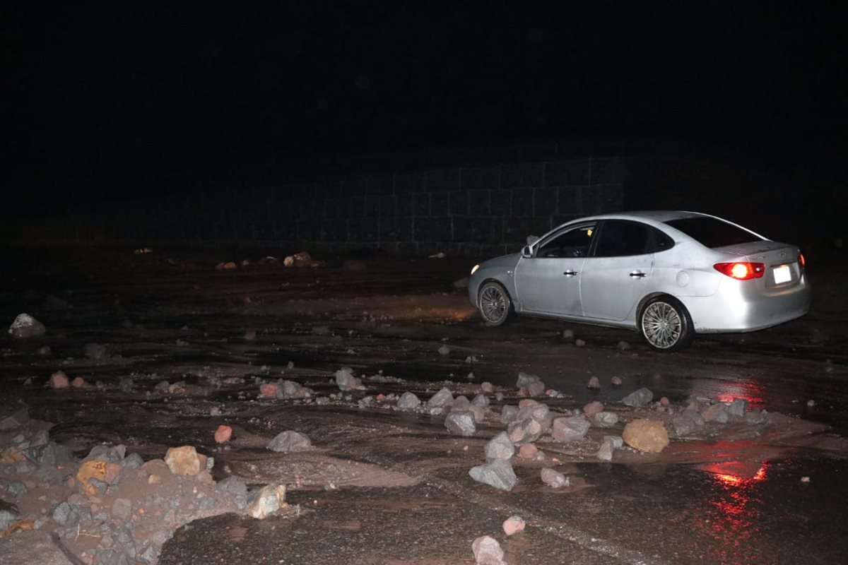 Gran cantidad de rocas y arena descendieron por las faldas del Volcán de Fuego. (Foto Prensa Libre: Carlos Paredes)