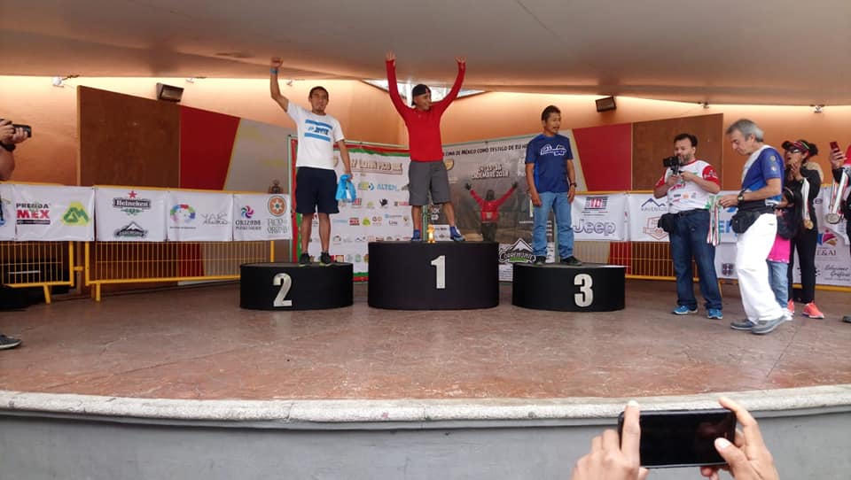 El atleta quetzlteco estuvo en el podio final en la categoría Absoluta 130 kilómetros. (Foto Prensa Libre: Cortesía)
