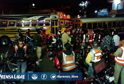 Unos 10 autobuses y más de 50 pilotos y ayudantes bloquearon el ingreso a Boca del Monte, exigiendo más seguridad. (Foto Prensa Libre: Esbin García)